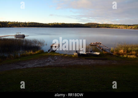 Les quais et les bateaux sur les rives du lac Otter à l'aube, dans la forêt boréale de la communauté Missinipe, Saskatchewan, Canada. Banque D'Images