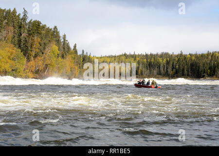 Un bateau transportant des touristes à Twin Falls, sur la rivière Churchill, dans la forêt boréale du nord de la Saskatchewan, près de Stanley Mission, le Canada. Banque D'Images