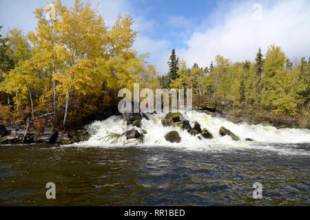 Twin Falls sur la rivière Churchill à l'automne de la forêt boréale du nord de la Saskatchewan, près de Stanley Mission, le Canada. Banque D'Images