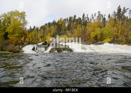 Twin Falls sur la rivière Churchill à l'automne de la forêt boréale du nord de la Saskatchewan, près de Stanley Mission, le Canada. Banque D'Images