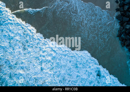 Regardant le puissant océan vagues sur le rivage de broyage Banque D'Images