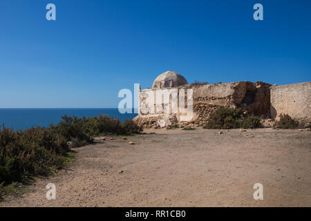 Petite mosquée abandonnée / chapelle au sommet d'une falaise à l'océan Atlantique littoral. L'eau bleu foncé de l'océan, de ciel bleu. Au nord de Safi Banque D'Images