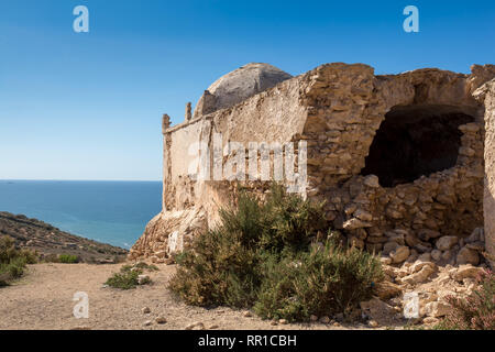 Petite mosquée abandonnée / chapelle au sommet d'une falaise à l'océan Atlantique littoral. L'eau bleu foncé de l'océan, de ciel bleu. Au nord de Safi Banque D'Images