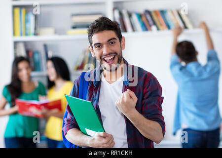 Étudiant espagnol réussie avec un groupe d'étudiants de l'université de la bibliothèque Banque D'Images