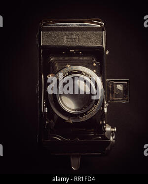 L'aspect vertical Vue de face d'un appareil photo à soufflet vintage sur un fond noir. Banque D'Images