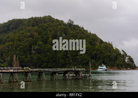 Sur la jetée du lac Nahuel Huapi, Patagonie, Argentine Banque D'Images