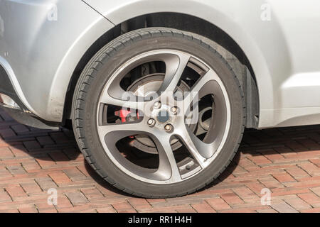 Disque de frein et la roue et le pneu d'une voiture Alfa Romeo Banque D'Images