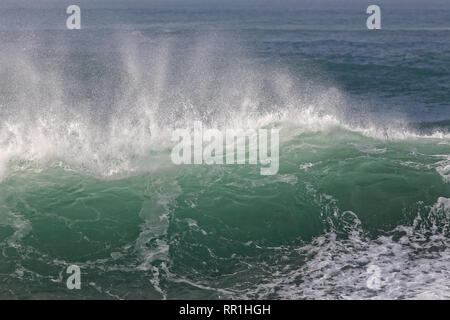 Sunny détaillées vague verte. La côte portugaise en automne. Banque D'Images