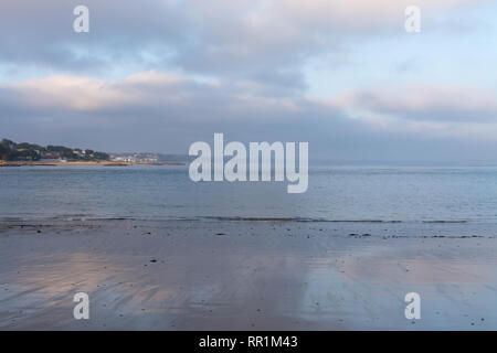 Vue de la plage de sable à Shell Bay, sur la péninsule de Studland dans tout le port de Poole, Dorset, UK Banque D'Images