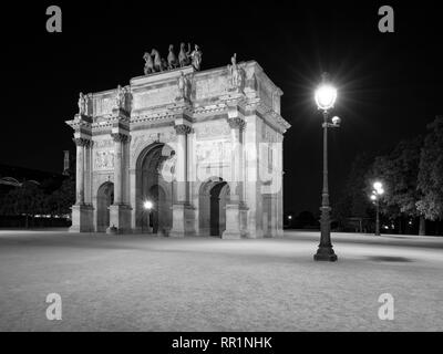 La fin de la photo de nuit de la magnifique Arc de triomphe du Carrousel est un arc de triomphe à Paris. Banque D'Images