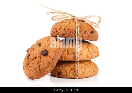 Oatmeal Cookies au chocolat corde attaché isolé sur fond blanc Banque D'Images