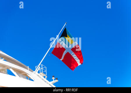 Le pavillon de l'Bahamas vol de registre sur un bateau de croisière Banque D'Images