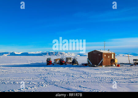 Cabane de pêche typiques de la baie Cumberland, sur environ 45 km de Pangnirtung. Banque D'Images