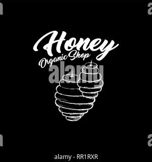 Honey Bee, Sketch Tableau Logo Design avec motif nid d. Dessiné à la main vintage illustration isolé avec des lettres blanches. Illustration de Vecteur