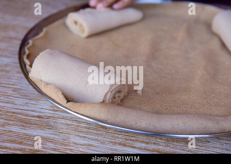 L'alimentation de l'Afrique. L'injera est un pain au levain fabriqué à partir de farine de teff. C'est le plat national de l'Éthiopie, l'Érythrée, la Somalie et Djibouti Banque D'Images