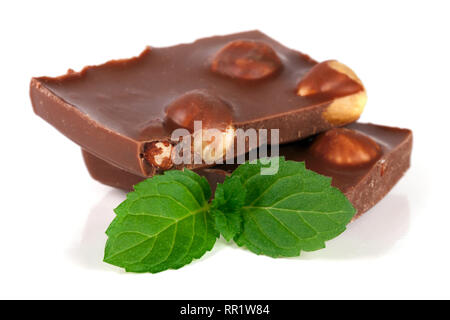 Le chocolat aux noisettes avec les feuilles de menthe isolé sur fond blanc Banque D'Images