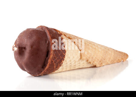 Cornet de crème glacée au chocolat isolé sur fond blanc Banque D'Images