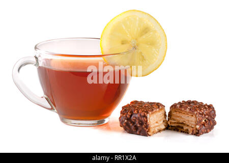 Bonbons de chocolat avec une tasse de thé isolé sur fond blanc Banque D'Images