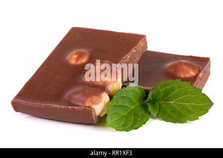 Le chocolat aux noisettes avec les feuilles de menthe isolé sur fond blanc Banque D'Images