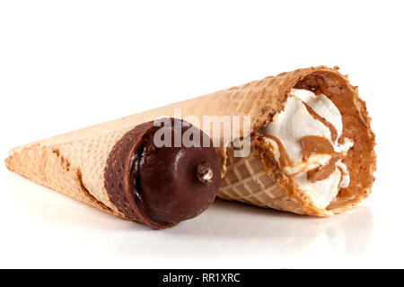 Deux cônes de glaces au chocolat fond blanc isolé Banque D'Images