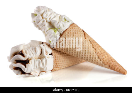 Deux cônes de glaces au chocolat fond blanc isolé Banque D'Images