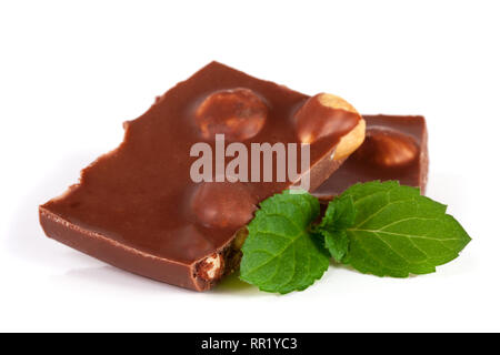 Le chocolat aux noisettes avec les feuilles de menthe isolé sur fond blanc Banque D'Images