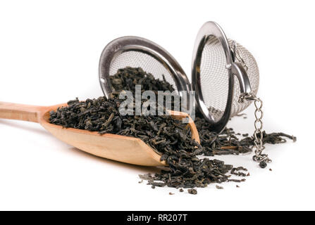 Passoire du thé avec une pelle en bois isolé sur fond blanc Banque D'Images