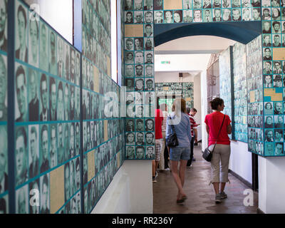 Portraits de victimes à l'intérieur du Mémorial des Victimes du Communisme et de la résistance, situé dans une ancienne prison utilisée par le régime communiste à Banque D'Images