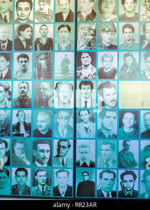 Portraits de victimes à l'intérieur du Mémorial des Victimes du Communisme et de la résistance, situé dans une ancienne prison utilisée par le régime communiste à Banque D'Images