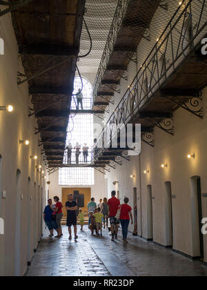 Les visiteurs à l'intérieur du Mémorial des Victimes du Communisme et de la résistance, situé dans une ancienne prison utilisée par le régime communiste d'organiser politi Banque D'Images