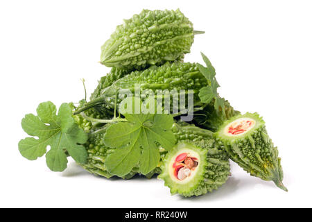 Tas de melon amer ou Momordica avec des feuilles isolées sur fond blanc Banque D'Images