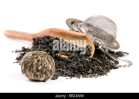 Passoire du thé avec une pelle en bois isolé sur fond blanc Banque D'Images
