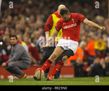 Principauté Stadium, Cardiff, Royaume-Uni. Feb 23, 2019. Six Nations Guinness rugby, Pays de Galles et l'Angleterre ; Dan Biggar de galles à coups de crédit objectif : Action Plus Sport/Alamy Live News Banque D'Images