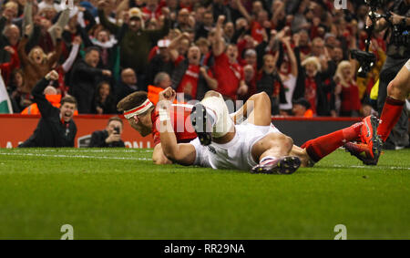 Principauté Stadium, Cardiff, Royaume-Uni. Feb 23, 2019. Six Nations Guinness rugby, Pays de Galles et l'Angleterre ; Josh Adams de galles côtés marque son deuxième essai du match pour établir le pointage à 21-13 Pays de Galles : Action Crédit Plus Sport/Alamy Live News Banque D'Images