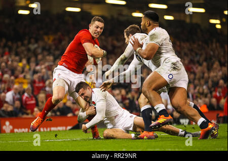 Principauté Stadium, Cardiff, Royaume-Uni. Feb 23, 2019. Six Nations Guinness rugby, Pays de Galles et l'Angleterre ; George au nord du Pays de Galles est abordé par Jonny peut d'Angleterre : l'action de Crédit Plus Sport/Alamy Live News Banque D'Images