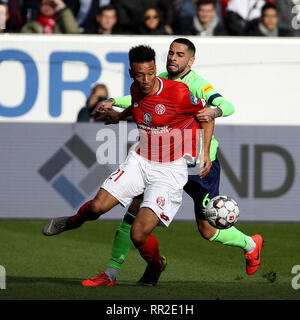 Mainz, Allemagne. Feb 23, 2019. Karim Onisiwo (L) de Mayence rivalise avec Omar Mascarell de Schalke 04 lors de la Bundesliga match entre FSV Mainz 05 et le FC Schalke 04 à Mayence, en Allemagne, le 23 février 2019. Mayence a gagné 3-0. Credit : Joachim Bywaletz/Xinhua/Alamy Live News Banque D'Images