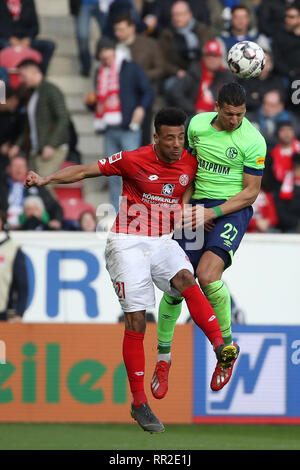 Mainz, Allemagne. Feb 23, 2019. Karim Onisiwo (L) de Mayence convoite la récolte avec Jeffrey Nergal de Schalke 04 lors de la Bundesliga match entre FSV Mainz 05 et le FC Schalke 04 à Mayence, en Allemagne, le 23 février 2019. Mayence a gagné 3-0. Credit : Joachim Bywaletz/Xinhua/Alamy Live News Banque D'Images