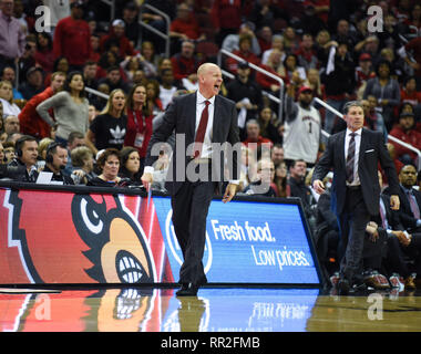 Louisville, Kentucky, USA. Feb 23, 2019. L'entraîneur-chef CHRIS MACK hurle après les répondants au cours de la jeu de basket-ball de NCAA entre le Virginia cavaliers et les Louisville Cardinals de KFC YUM ! Centre. Credit : Austyn McFadden/ZUMA/Alamy Fil Live News Banque D'Images