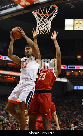 Louisville, Kentucky, USA. Feb 23, 2019. DE'ANDRE HUNTER (12) disques durs pour le cerceau sur STEVEN ENOCH (23) au cours de la jeu de basket-ball de NCAA entre le Virginia cavaliers et les Louisville Cardinals de KFC YUM ! Centre. Credit : Austyn McFadden/ZUMA/Alamy Fil Live News Banque D'Images