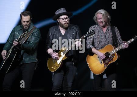 Calgary, Alberta, Canada. Feb 23, 2019. (L-R) Les artistes-interprètes, Jimi Westbrook, et Philip Sweet du groupe musical Little Big Town effectuer sur scène à Calgary en Alberta, le Crédit : Baden Roth/ZUMA/Alamy Fil Live News Banque D'Images