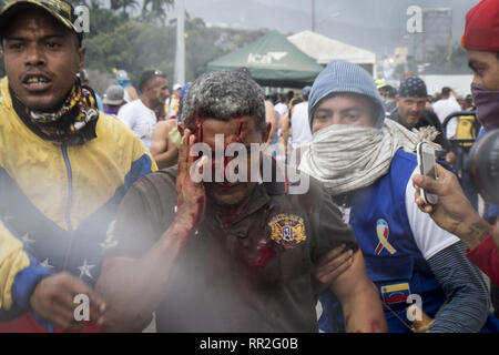 Caracas, Venezuela. Feb 23, 2019. 23 février 2019, la Colombie, Bogota : un manifestant blessé est traité au pont international par la police colombienne. Plus de 280 personnes ont été blessées dans des affrontements à la frontière et le déploiement des forces de sécurité vénézuéliennes sur le territoire colombien le samedi, plus de 35 d'entre eux a dû être emmené à l'hôpital. Credit : Elyxandro Cegarra/ZUMA/Alamy Fil Live News Banque D'Images