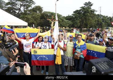 Caracas, Venezuela. Feb 23, 2019. Les citoyens vénézuéliens, dans le côté de l'Tienditas avant le pont international de tenter de traverser l'aide humanitaire au cours de la frontière du Venezuela, le 23 février 2019. US-a fait don de l'aide humanitaire était ''En route'' pour le Venezuela, le dirigeant de l'opposition Juan Gauido a annoncé samedi qu'il a lancé une opération de distribution avec les présidents de la Colombie, le Chili et le Paraguay. Credit : Elyxandro Cegarra/ZUMA/Alamy Fil Live News Banque D'Images