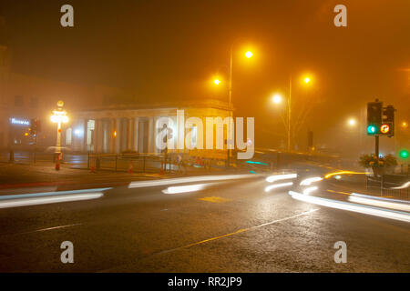 Southport, Merseyside. 24 Février, 2019. Météo britannique. Ciel voilé, brumeuse, Misty de commencer la journée avec une légère bruine tôt le matin circulation du centre-ville s'allume les chaussées humides. Sentiers de la circulation à partir de la fin de l'aide de noctambules homebound taxis ; que les lumières de passage des véhicules quitter réflexions sur la surface de la route. Indicateur/AlamyLiveNews : crédit. Banque D'Images