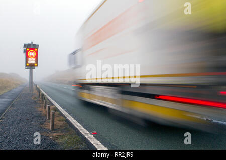 Southport, Merseyside, Royaume-Uni. Un épais brouillard. 24 février 2019. Tôt le matin des couvertures de brouillard de la côte nord ouest de l'Angleterre, car les chauffeurs négocier les conditions dangereuses. Credit : Cernan Elias/Alamy Live News Banque D'Images