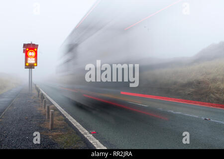 Southport, Merseyside, Royaume-Uni. Un épais brouillard. 24 février 2019. Tôt le matin des couvertures de brouillard de la côte nord ouest de l'Angleterre, car les chauffeurs négocier les conditions dangereuses. Credit : Cernan Elias/Alamy Live News Banque D'Images