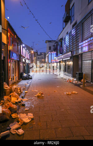 Cardiff, Pays de Galles, le 24 février 2019. Le nettoyage commence dans les rues de Cardiff après une nuit de se séparer par des milliers de partisans, après la victoire de l'équipe de rugby du Pays de Galles sur l'Angleterre au stade de la Principauté, Cardiff, dans le Six Nations Guinness championship. Six Nations de Rugby, Cardiff, Pays de Galles, Royaume-Uni. Credit : Haydn Denman/Alamy Live News. Banque D'Images