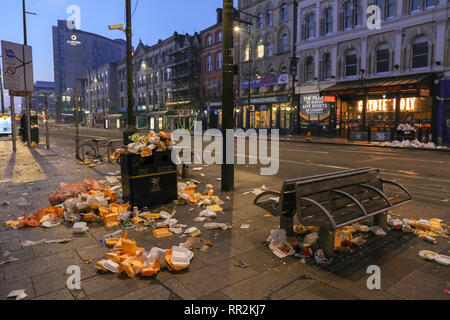 Cardiff, Pays de Galles, le 24 février 2019. Le nettoyage commence dans les rues de Cardiff après une nuit de se séparer par des milliers de partisans, après la victoire de l'équipe de rugby du Pays de Galles sur l'Angleterre au stade de la Principauté, Cardiff, dans le Six Nations Guinness championship. Six Nations de Rugby, Cardiff, Pays de Galles, Royaume-Uni. Credit : Haydn Denman/Alamy Live News. Banque D'Images