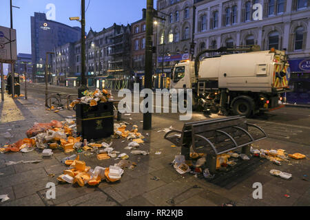 Cardiff, Pays de Galles, le 24 février 2019. Le nettoyage commence dans les rues de Cardiff après une nuit de se séparer par des milliers de partisans, après la victoire de l'équipe de rugby du Pays de Galles sur l'Angleterre au stade de la Principauté, Cardiff, dans le Six Nations Guinness championship. Six Nations de Rugby, Cardiff, Pays de Galles, Royaume-Uni. Credit : Haydn Denman/Alamy Live News. Banque D'Images