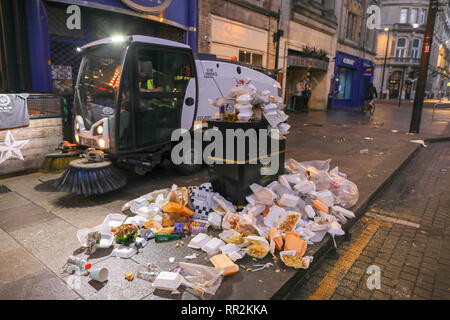 Cardiff, Pays de Galles, le 24 février 2019. Le nettoyage commence dans les rues de Cardiff après une nuit de se séparer par des milliers de partisans, après la victoire de l'équipe de rugby du Pays de Galles sur l'Angleterre au stade de la Principauté, Cardiff, dans le Six Nations Guinness championship. Six Nations de Rugby, Cardiff, Pays de Galles, Royaume-Uni. Credit : Haydn Denman/Alamy Live News. Banque D'Images