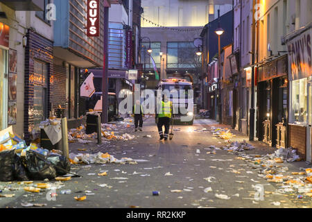 Cardiff, Pays de Galles, le 24 février 2019. Le nettoyage commence dans les rues de Cardiff après une nuit de se séparer par des milliers de partisans, après la victoire de l'équipe de rugby du Pays de Galles sur l'Angleterre au stade de la Principauté, Cardiff, dans le Six Nations Guinness championship. Six Nations de Rugby, Cardiff, Pays de Galles, Royaume-Uni. Credit : Haydn Denman/Alamy Live News. Banque D'Images